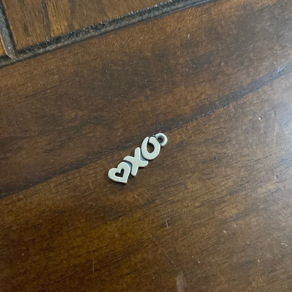 James avery love kisses and hugs charm